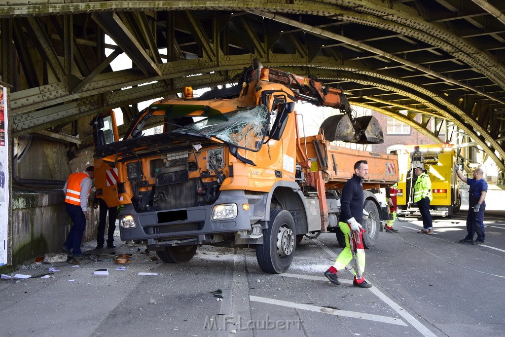 LKW blieb unter Bruecke haengen Koeln Deutz Deutz Muelheimerstr P109.JPG - Miklos Laubert